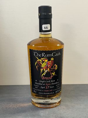 une bouteille de rhum posée sur une table