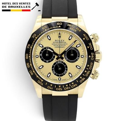 un gros plan d'une montre posée sur une surface blanche, avec un bracelet noir
