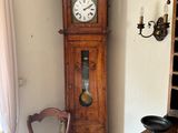 une horloge grand-père dans le coin d'une pièce