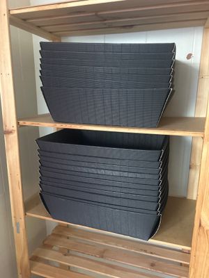 une étagère en bois sur laquelle sont posés plusieurs plateaux