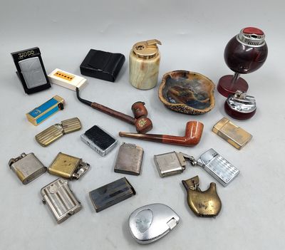 un grand nombre d'objets posés sur une table