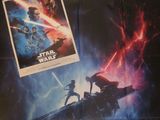 L'affiche du film « Star Wars » est posée sur une table.