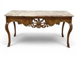 une vieille table en bois avec un plateau en marbre sur fond blanc