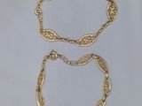 deux bracelets en or sur fond blanc