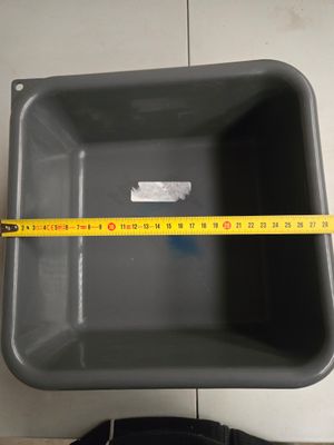 le mètre ruban est posé sur un récipient en plastique