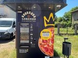 un distributeur automatique qui vend des pizzas et des calzones