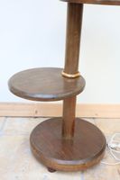 Un lampadaire en bois à deux petites étagères circulaire en … (photo 5)