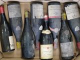 plusieurs bouteilles de vin se trouvent dans un carton sur une table