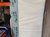un gros tas de matelas dans un entrepôt