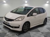 La Honda Fit blanche est garée dans le garage