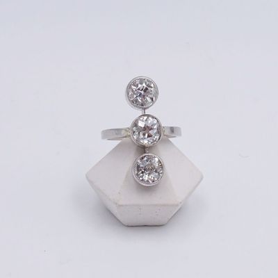 un gros plan d'une bague ornée de trois diamants