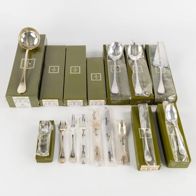 beaucoup d'argenterie dans une boîte sur une table