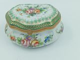 une petite boîte blanche ornée d'un motif floral