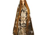 une image représentant une statue de femme portant un voile sur la tête