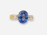 une bague en saphir et diamant