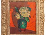 tableau représentant un vase de fleurs posé sur une table, sur fond orange