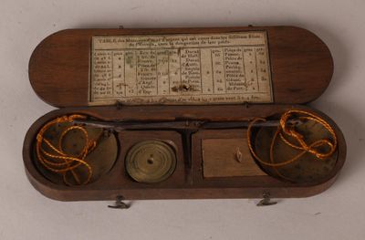 une boîte en bois contenant une horloge, posée sur une table