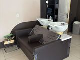 une photo d'un salon avec un canapé et un évier