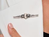 une femme portant un blazer blanc orné d'une bague en argent