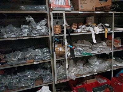 une pièce avec beaucoup d'objets sur les étagères