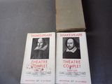 Deux livres de Shakespeare et Shakespeare lui-même sont posés sur une table