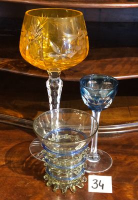 trois verres à vin posés sur une table l'un à côté de l'autre