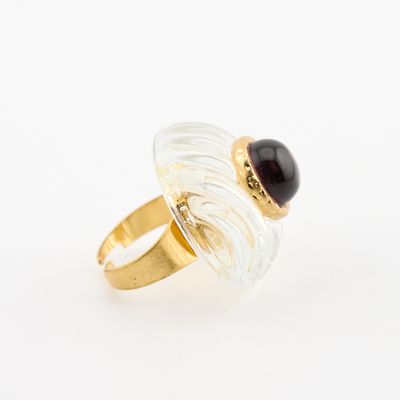 Gros plan sur une bague ornée d'une pierre noire