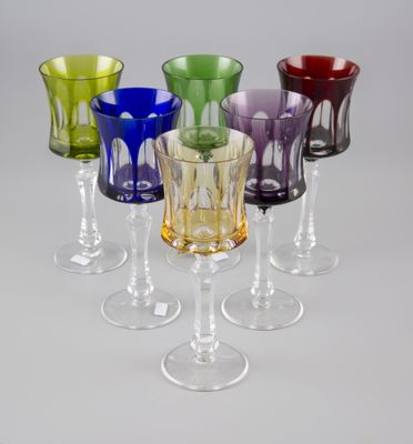 plusieurs verres à vin de différentes couleurs empilés les uns sur les autres