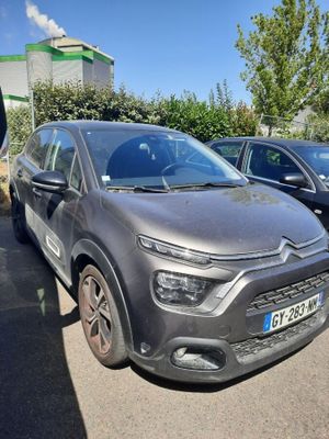 deux voitures garées l'une à côté de l'autre dans un parking