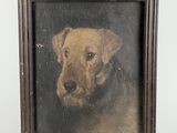 une peinture à l'huile représentant un chien, dans un cadre en bois, sur fond blanc