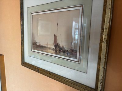 une photo d'une photo accrochée au mur