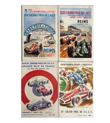 trois livres anciens consacrés à la course automobile, exposés sur un support blanc