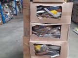 plusieurs cartons empilés les uns sur les autres dans un entrepôt