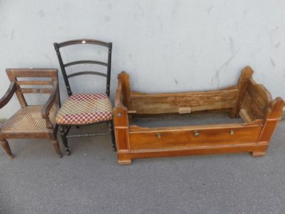 deux chaises et un banc placés les uns à côté des autres