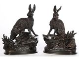 paire de sculptures en bronze représentant un lièvre et un lapin posés sur un rocher