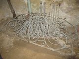 une grande pile de câbles sur le sol à côté d'un mur