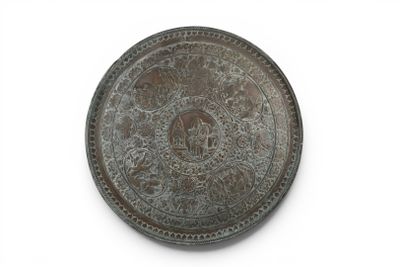 une plaque métallique sur laquelle figure une image, posée sur une surface blanche