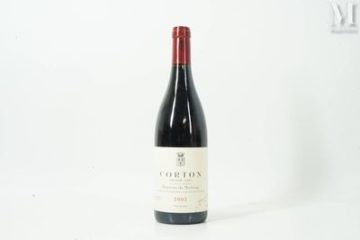 une bouteille de vin rouge posée sur une surface blanche