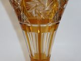 un vase en verre posé sur une table