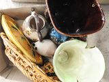 une boîte remplie d'objets hétéroclites posée sur le sol