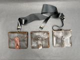 trois morceaux de cuir sont suspendus à un plateau en métal