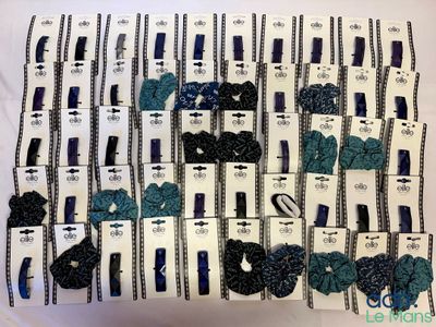 plein d'élastiques à cheveux posés sur une table