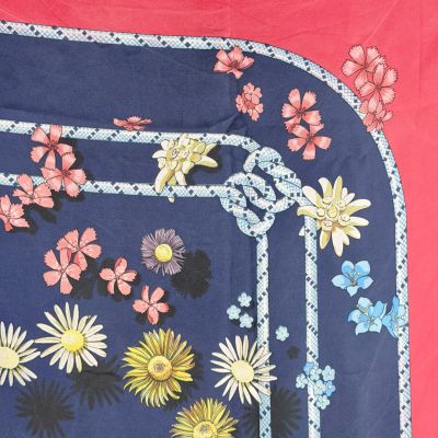 une photo d'une nappe bleue et rose ornée de fleurs