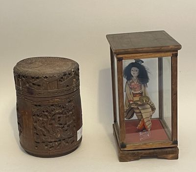 une petite boîte en bois contenant la photo d'une femme