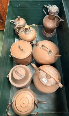 Bel ensemble de dinanderies composé de très grandes verseuse…