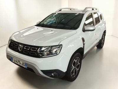 La Dacia blanche est garée dans une pièce blanche