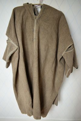 l'image d'un pull-over accroché au mur d'une pièce