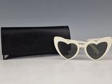 une paire de lunettes de soleil à monture en forme de cœur, avec un étui noir