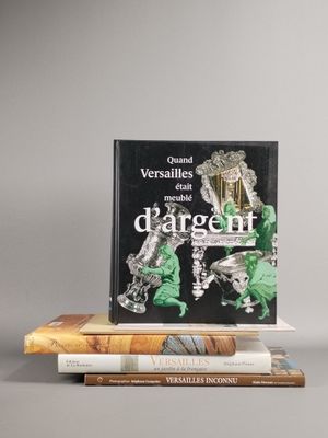 deux livres posés l'un sur l'autre sur une table
