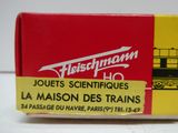 une boîte avec un train posée sur une table